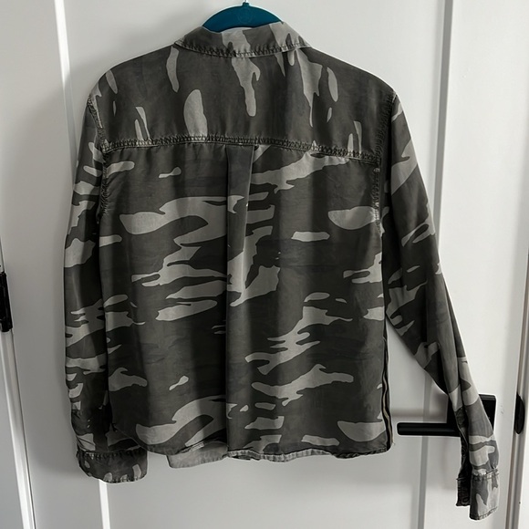 Express Camo Snap Shirt EUC - Picture 3 of 10